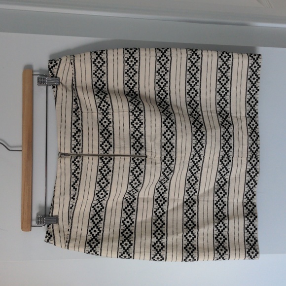 Lucy & Laurel skirt,geometric design, black/white, size Large - Picture 2 of 3